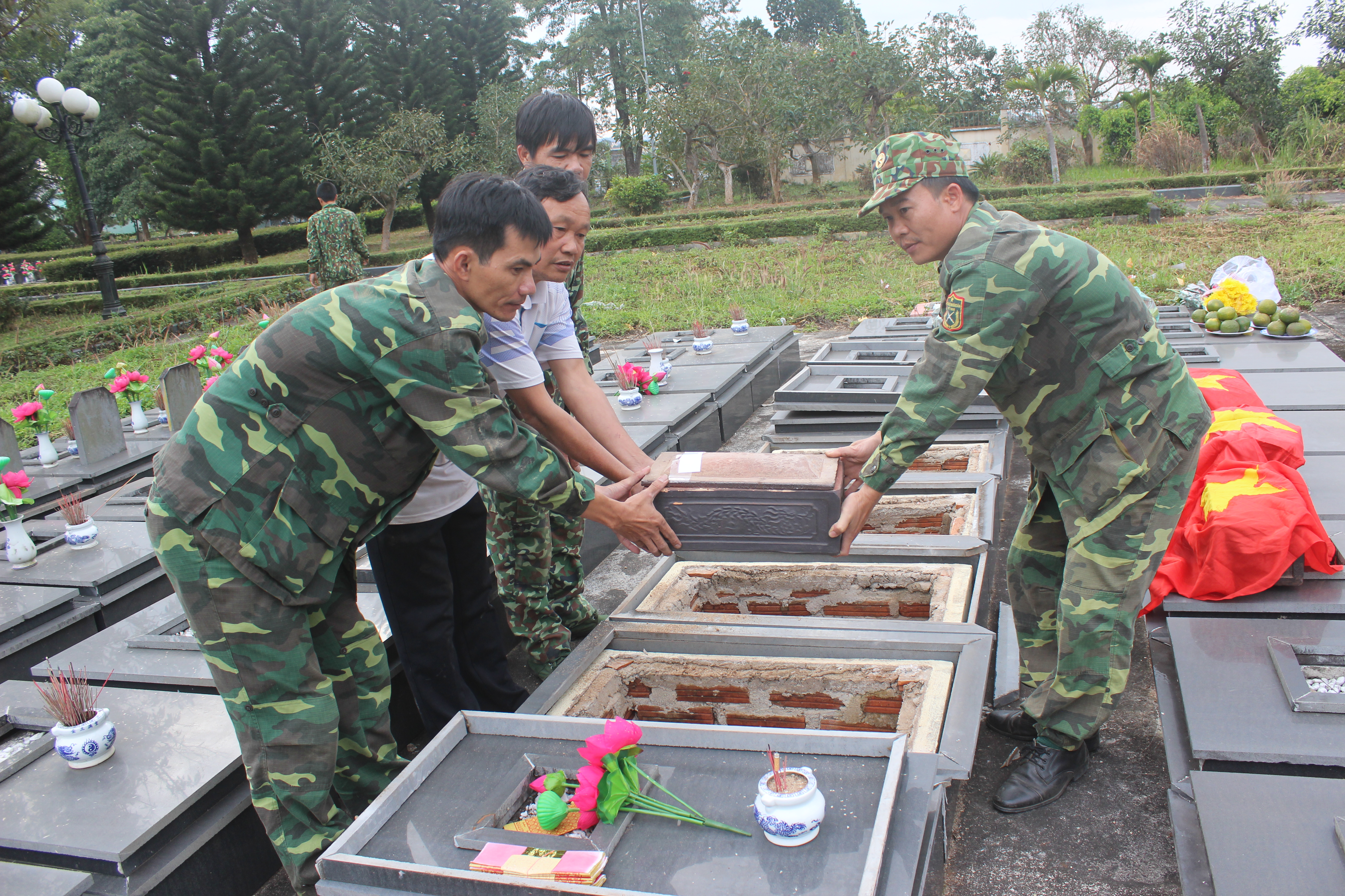 Đội Quy tập mộ liệt sĩ Quân đoàn 3 phát hiện 4 bộ hài cốt liệt sĩ